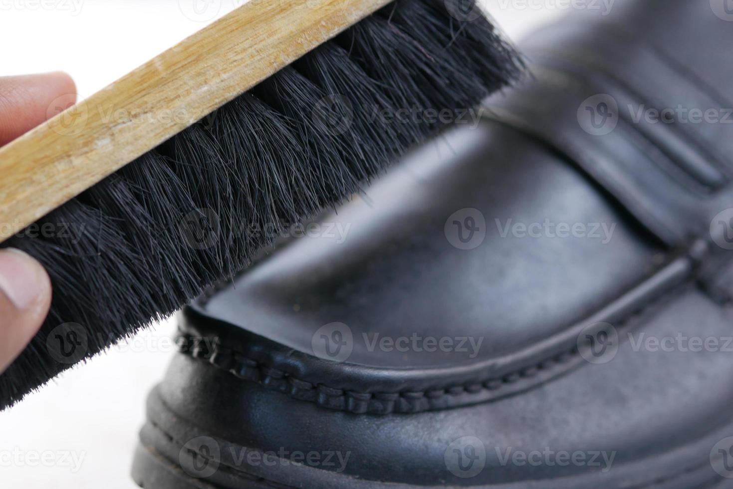 sapato de limpeza com escova no chão foto
