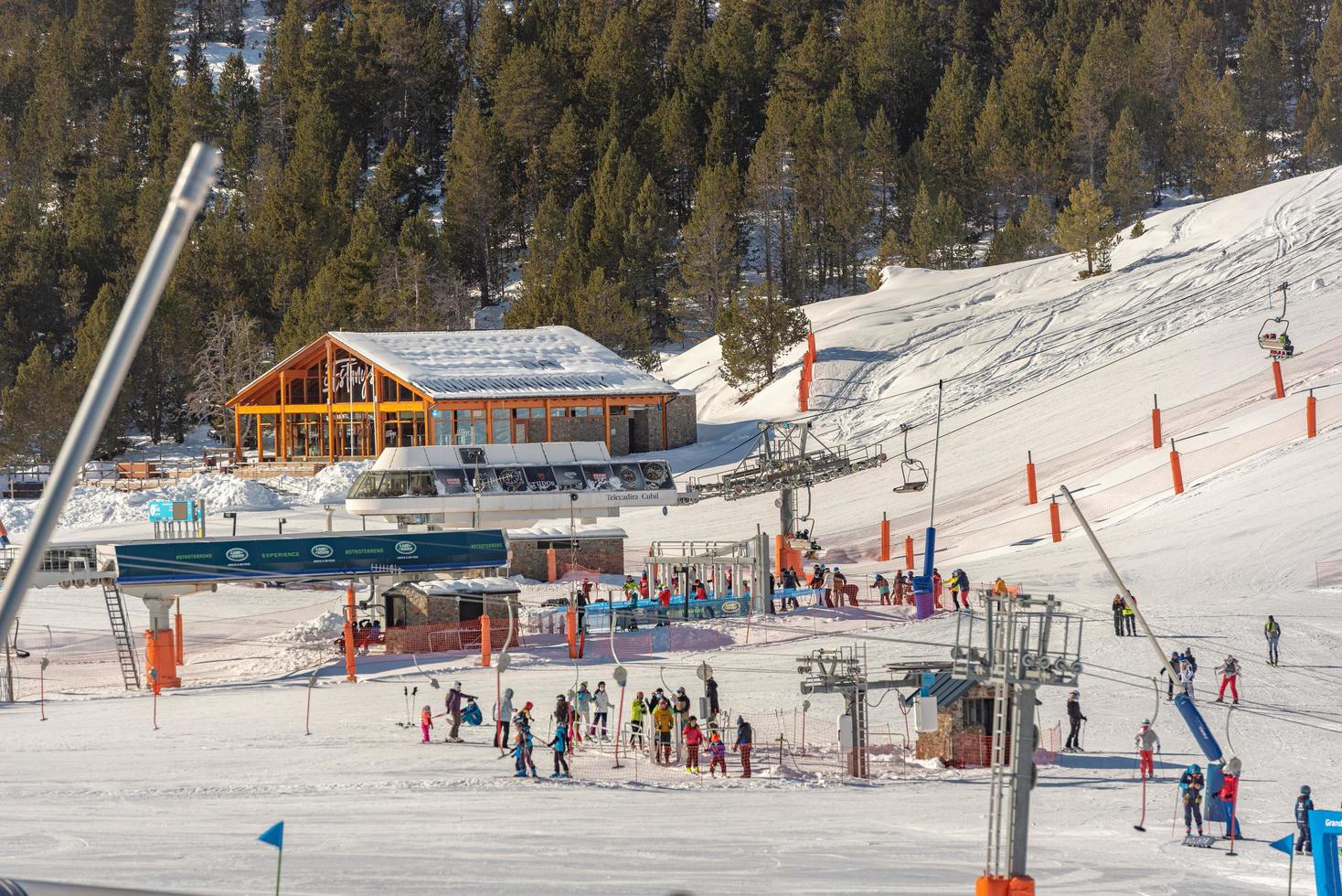 grandvalira, andorra. 2021 11 de dezembro. estação de esqui de grandvalira em grau roig andorra na época de covid19 no inverno de 2021. foto