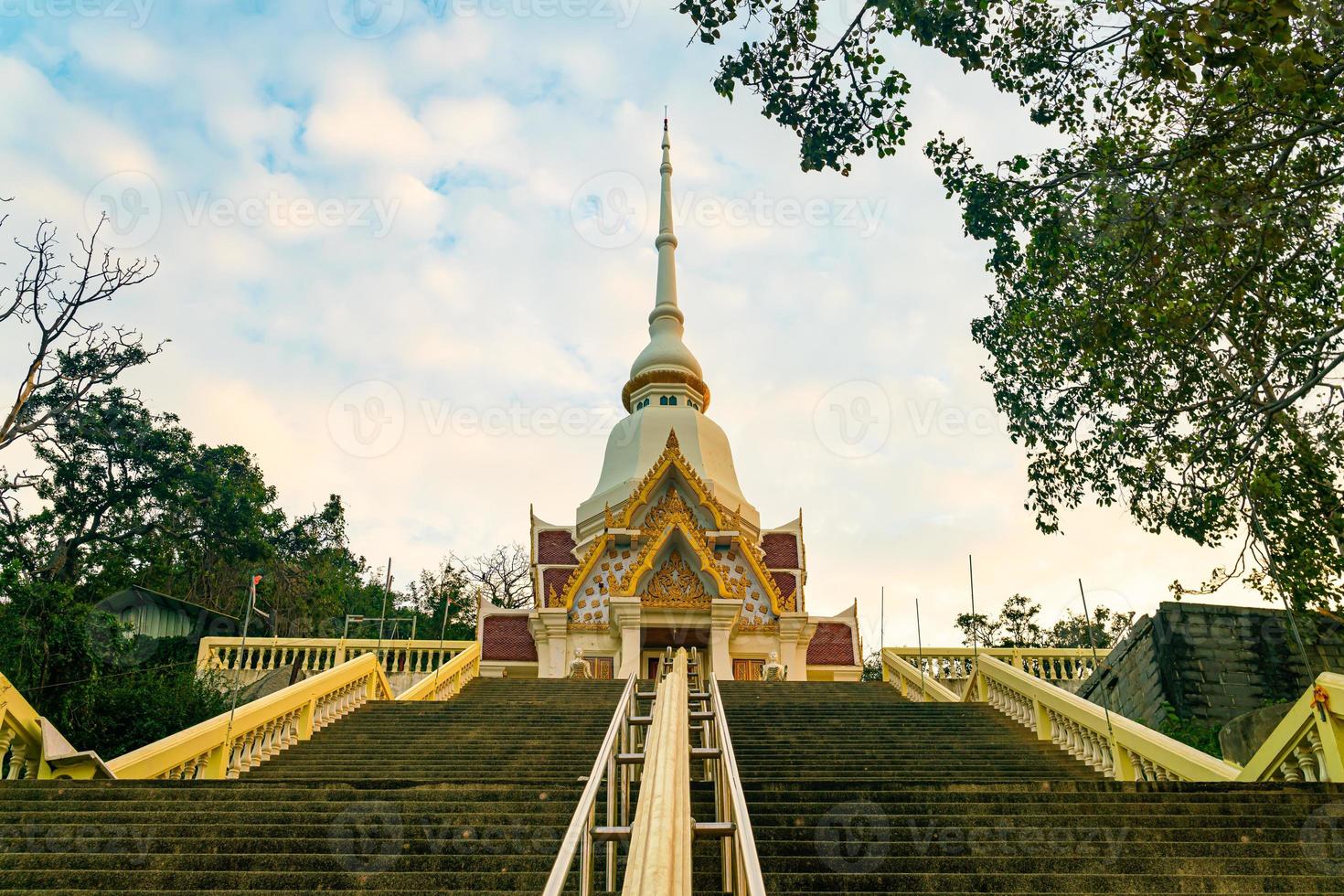 bela arquitetura no templo khao takiab, hua hin foto