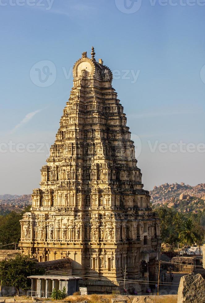 O templo virupaksha tem 49 metros de altura e é o templo mais antigo de hampi. Karnataka, Índia, 2013. foto