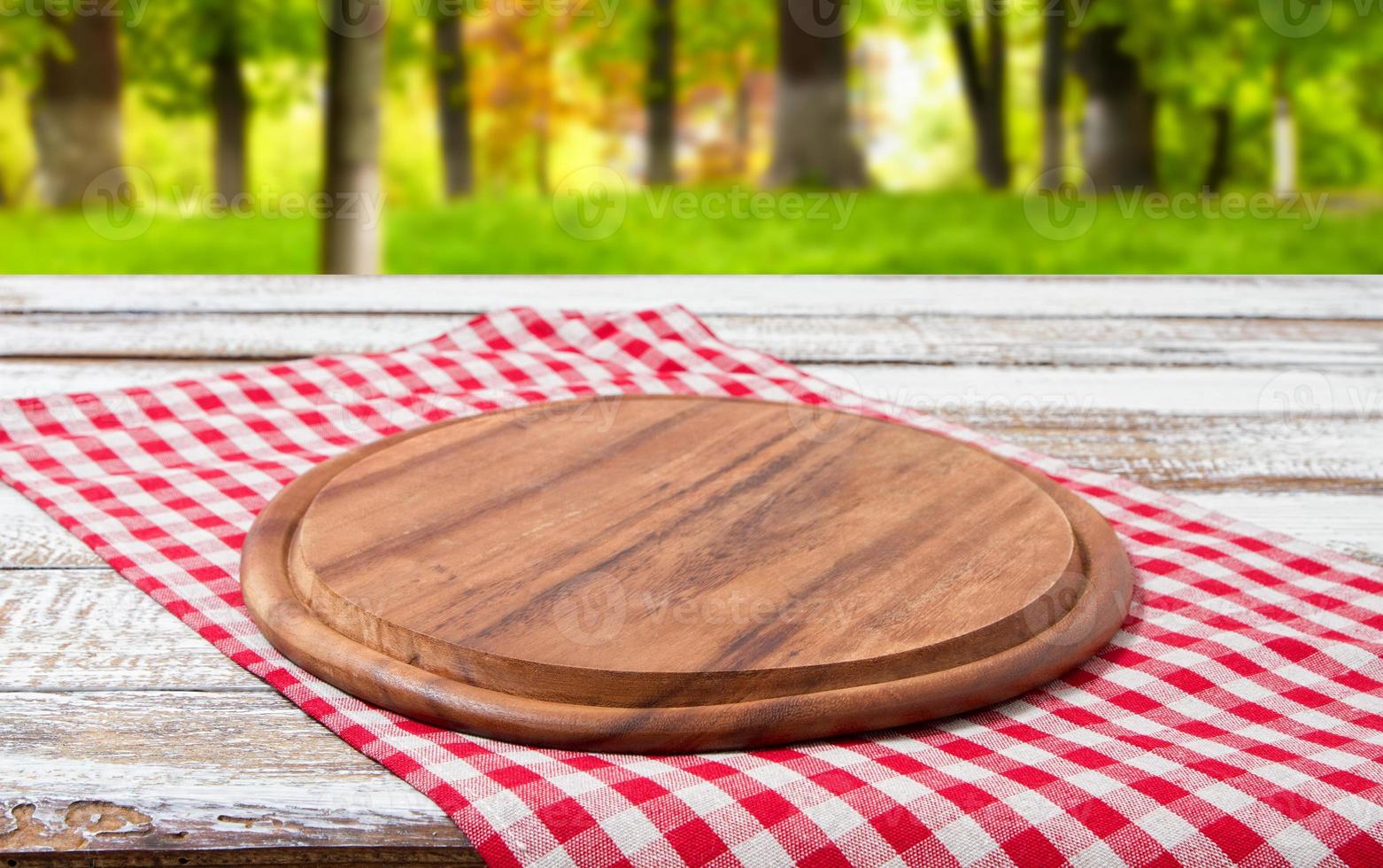 tabuleiro de pizza vazio na mesa de madeira, copie o espaço foto