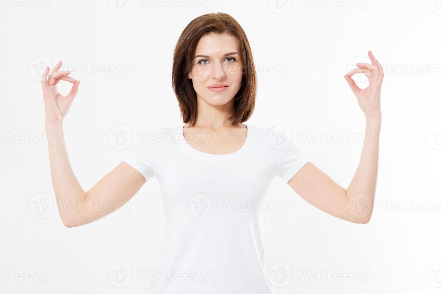 mulher em pé na posição de ioga zen. retrato de menina meditando em pose de zen isolado. simulação do conceito de ioga. uma senhora caucasiana fazendo ioga meditando no estúdio sobre branco foto