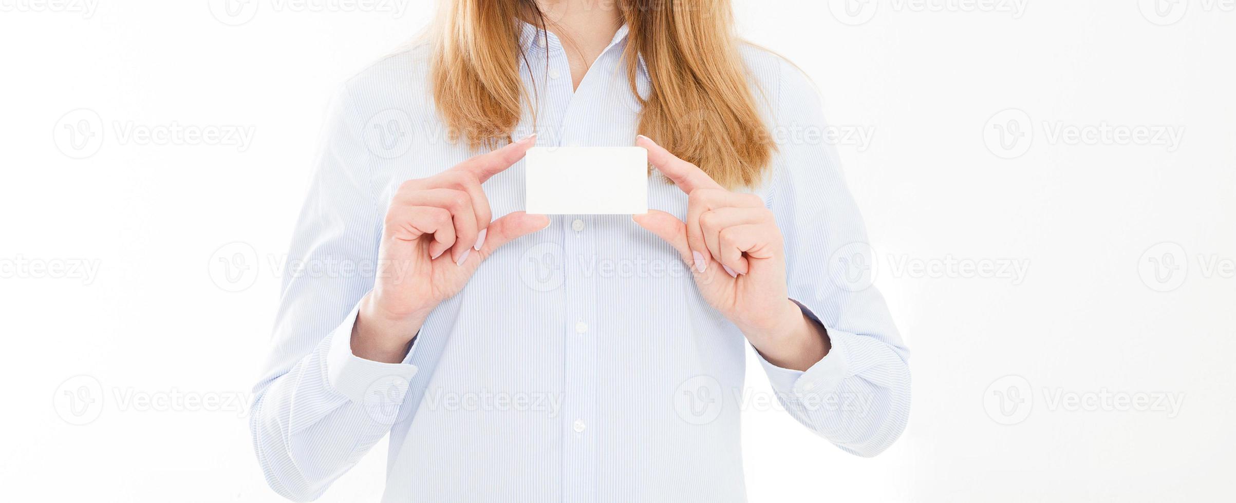 jovem de camisa, segurando o cartão de visita isolado em um fundo branco, cartão de exploração de mão feminina. conceito de negócios. copie o espaço foto