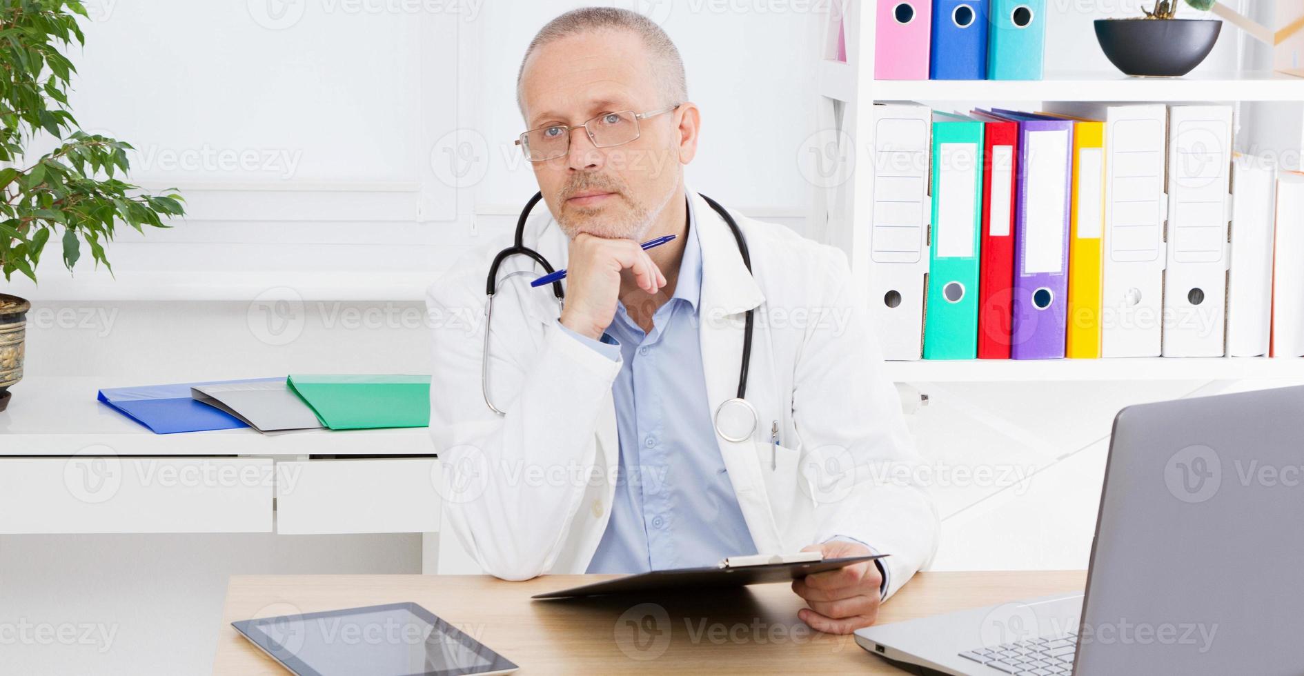 médico sentado em um consultório médico, seguro médico foto