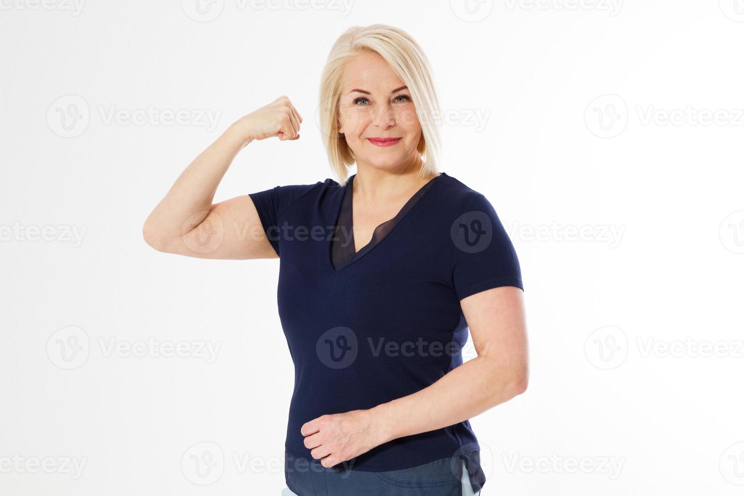 bela mulher de meia-idade está mostrando seus músculos, sobre fundo branco. conceito de feminismo, mulher de meia-idade bonita e elegante está mostrando seus músculos e sorriso feliz cópia espaço foto