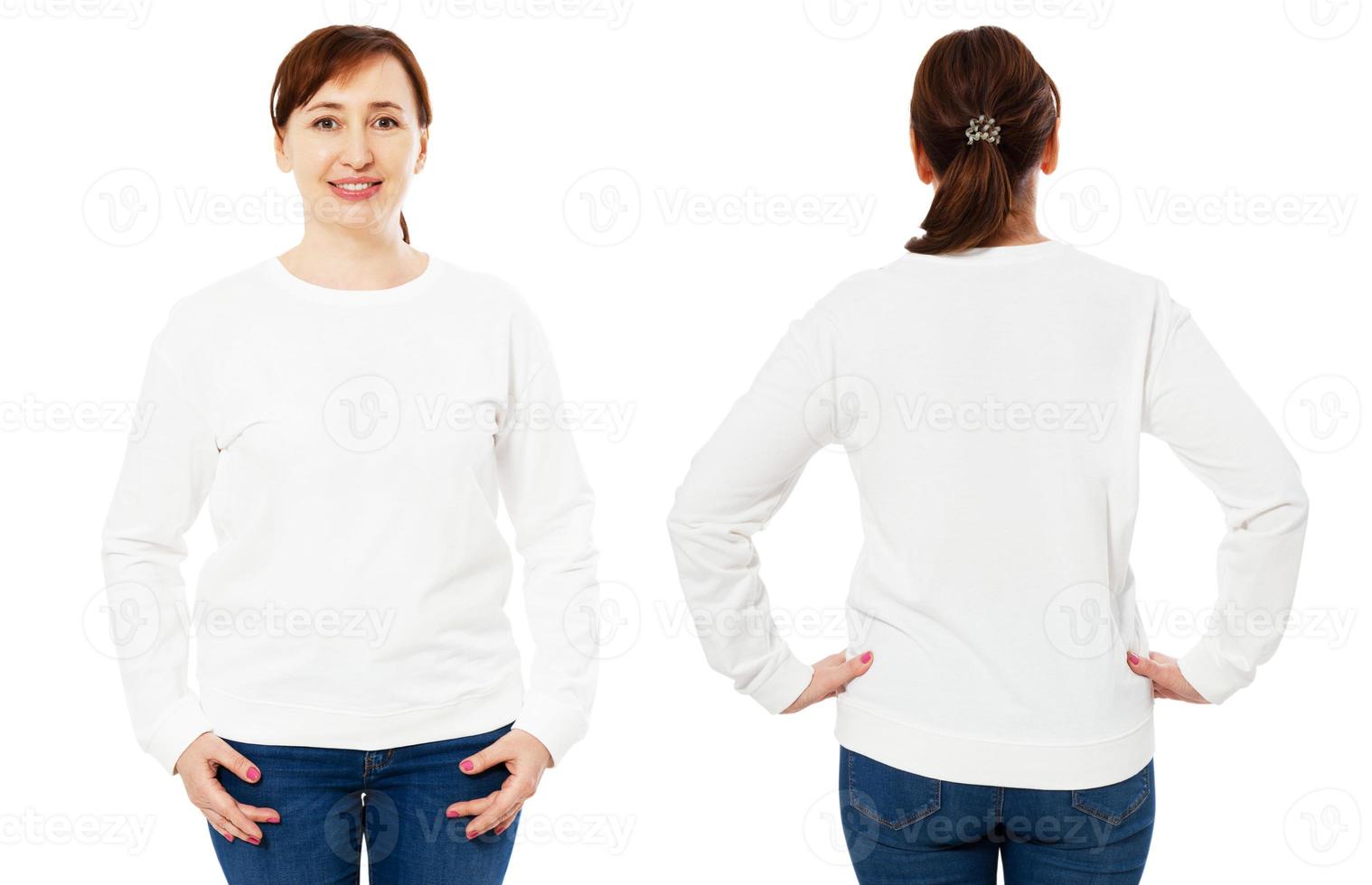 colagem camiseta branca gola larga, mangas compridas, em uma mulher de meia-idade em jeans, isolado, frente e verso, maquete. foto