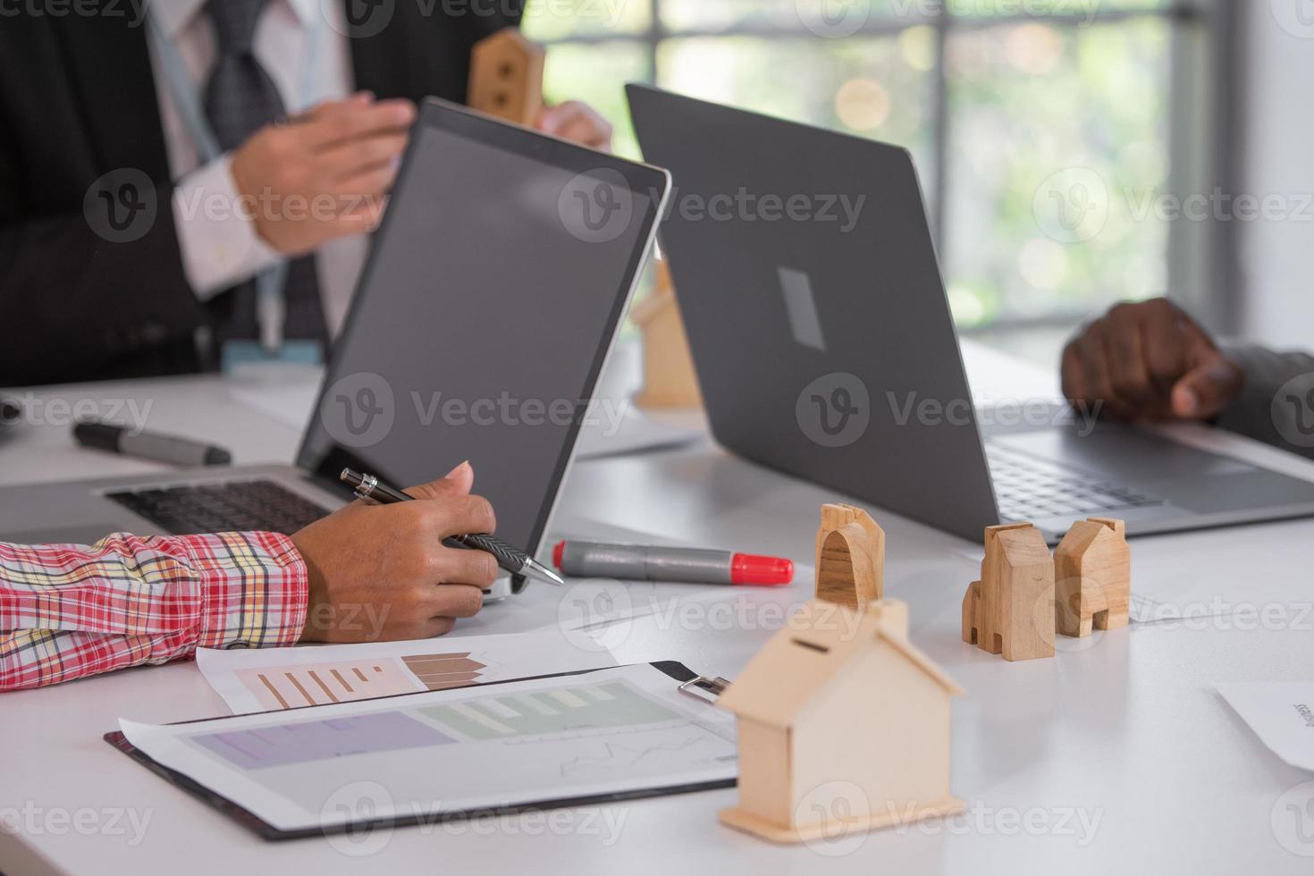 trabalho em equipe reunião computador usando tecnologia projeto construção imobiliária foto