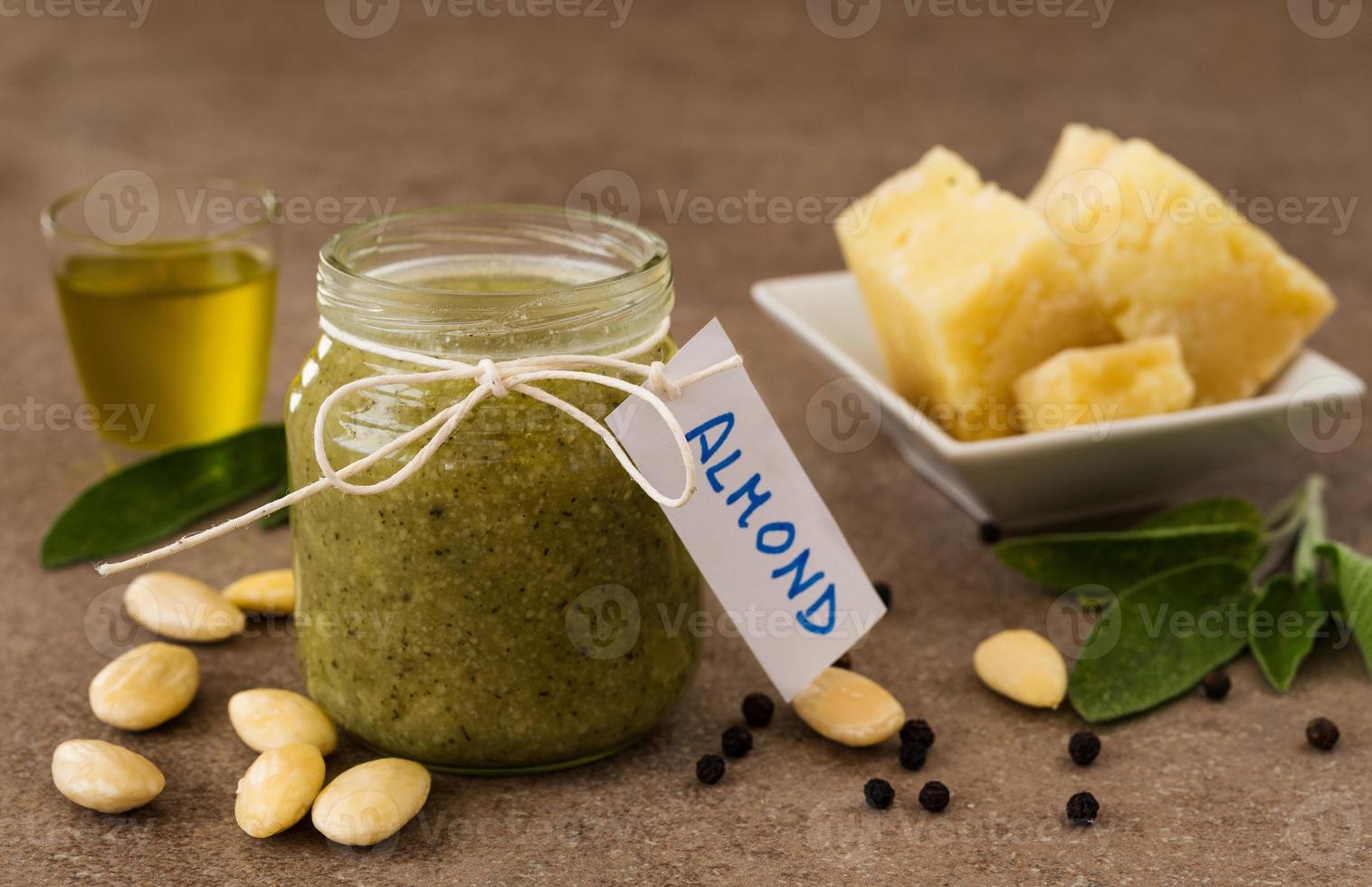 pesto com amêndoas e queijo pecorino foto