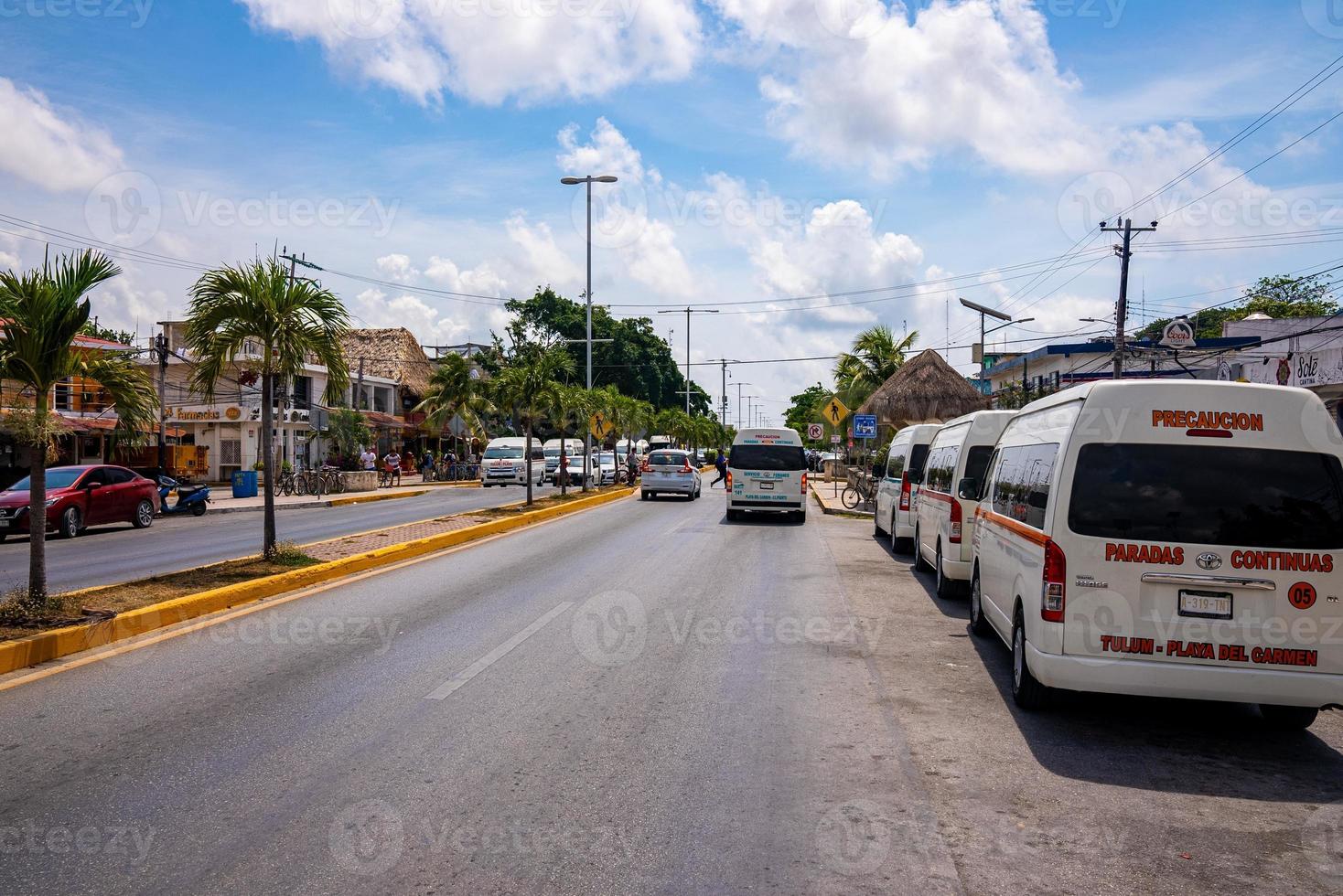 Tráfego rodoviário urbano da cidade de tulum com carros, bicicletas e pedestres foto