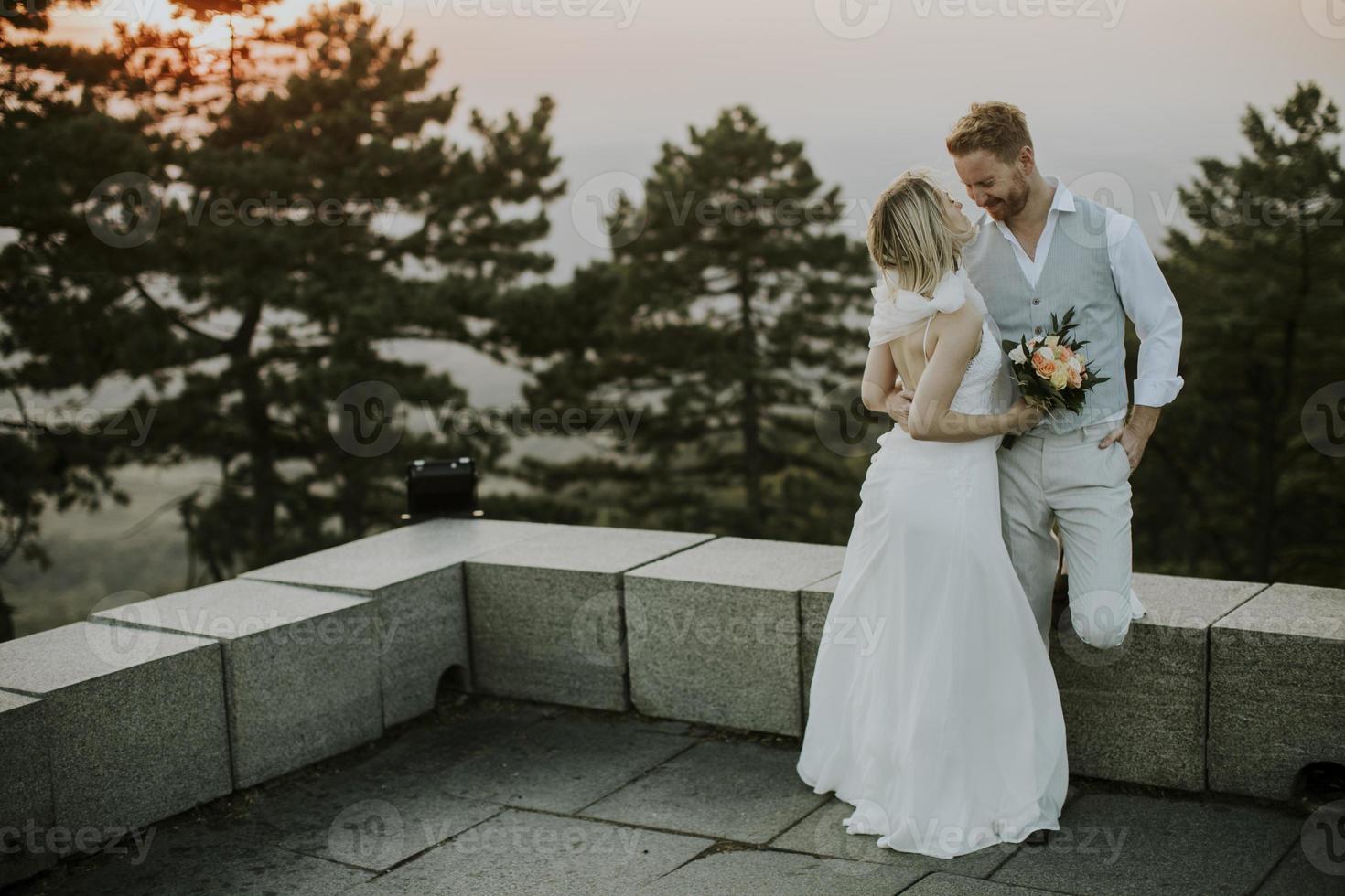 jovem casal recém-casado foto