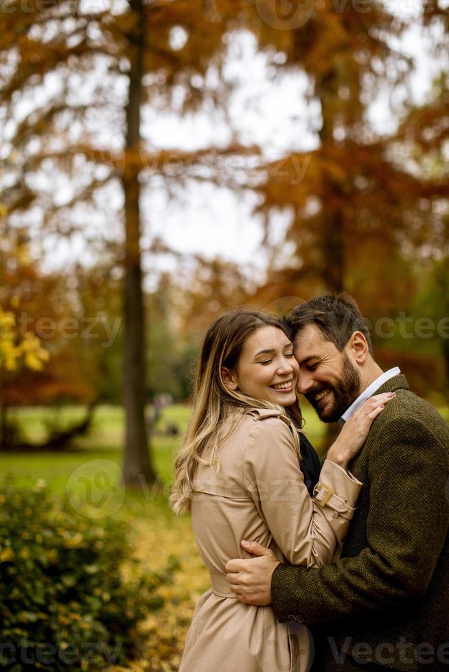 jovem casal no parque outono foto