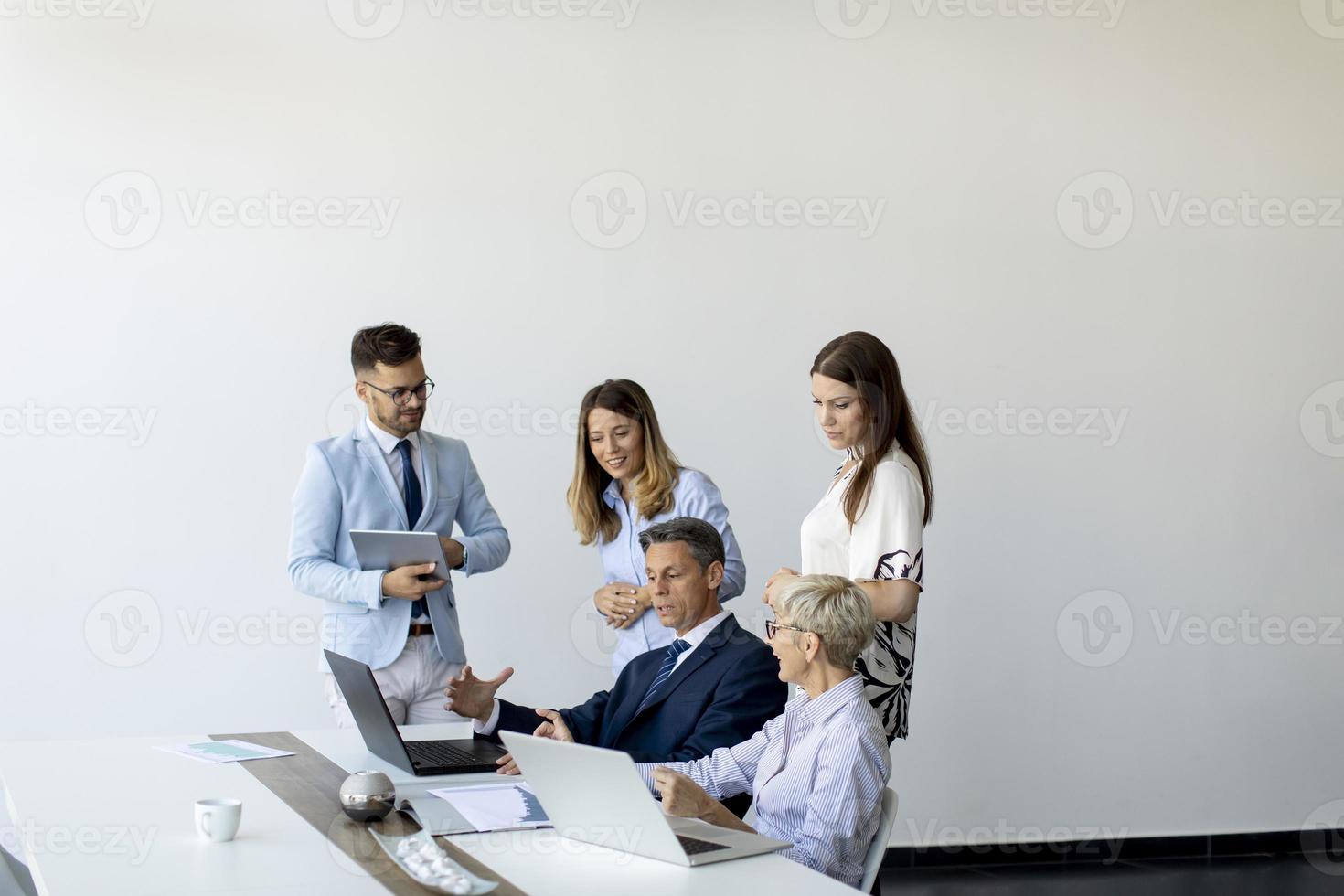vista para um grupo de empresários trabalhando juntos e preparando um novo projeto em uma reunião no escritório foto