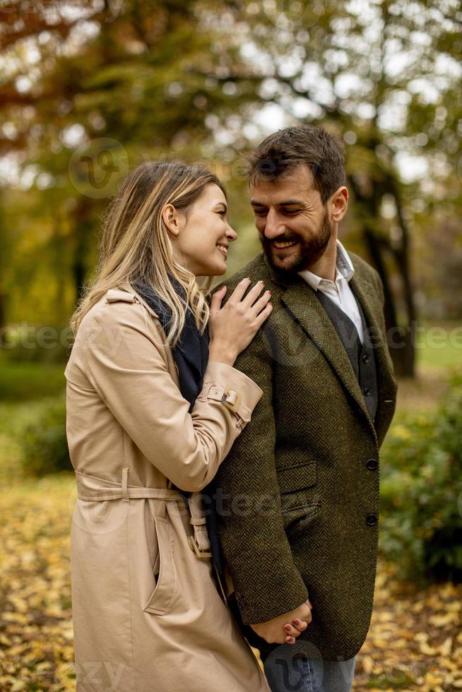 jovem casal no parque outono foto