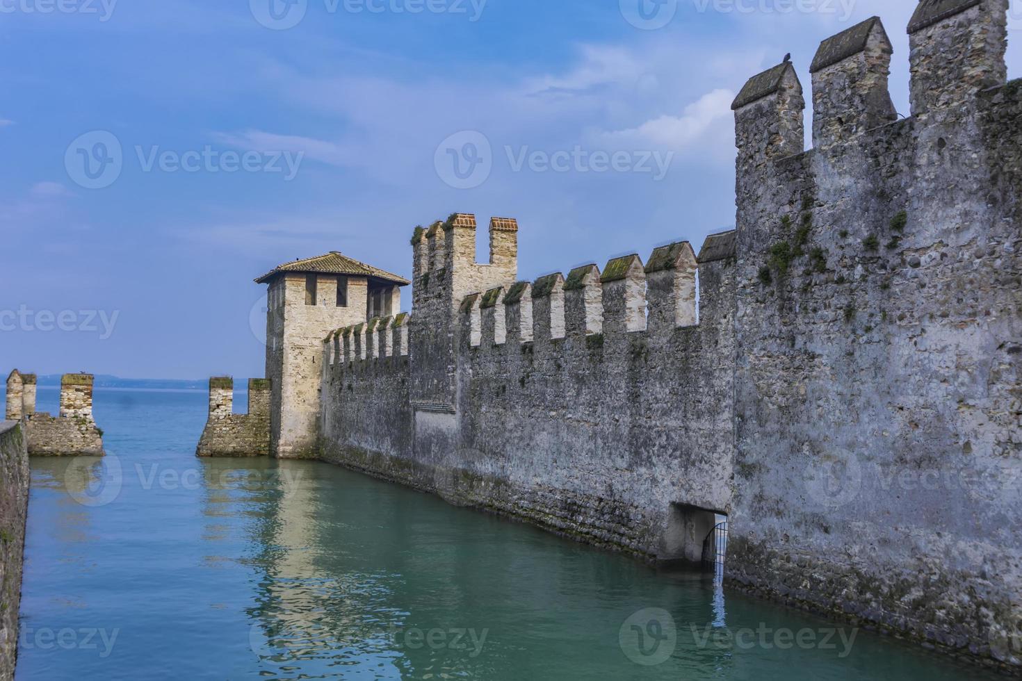 castello scaligero di sirmione castelo sirmione, do século 14 no lago garda, sirmione, itália foto