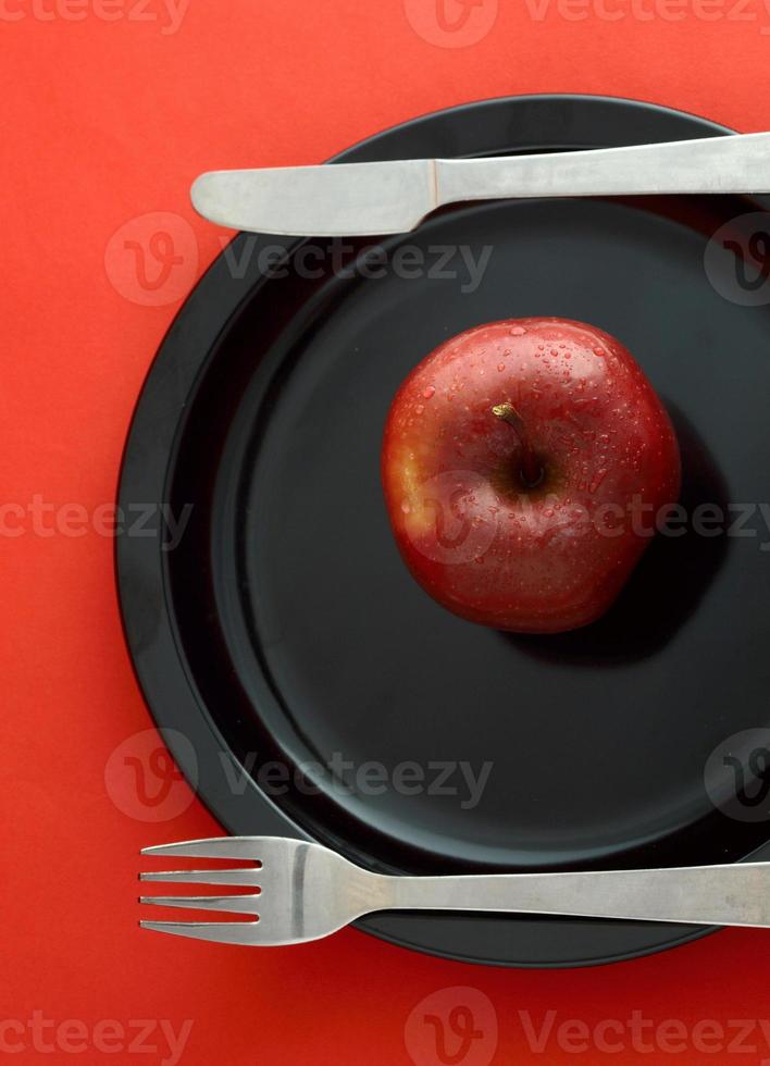 maçãs vermelhas maduras em fundo vermelho foto