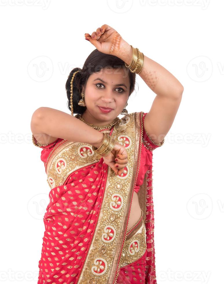 linda jovem posando em saree tradicional indiano em fundo branco. foto