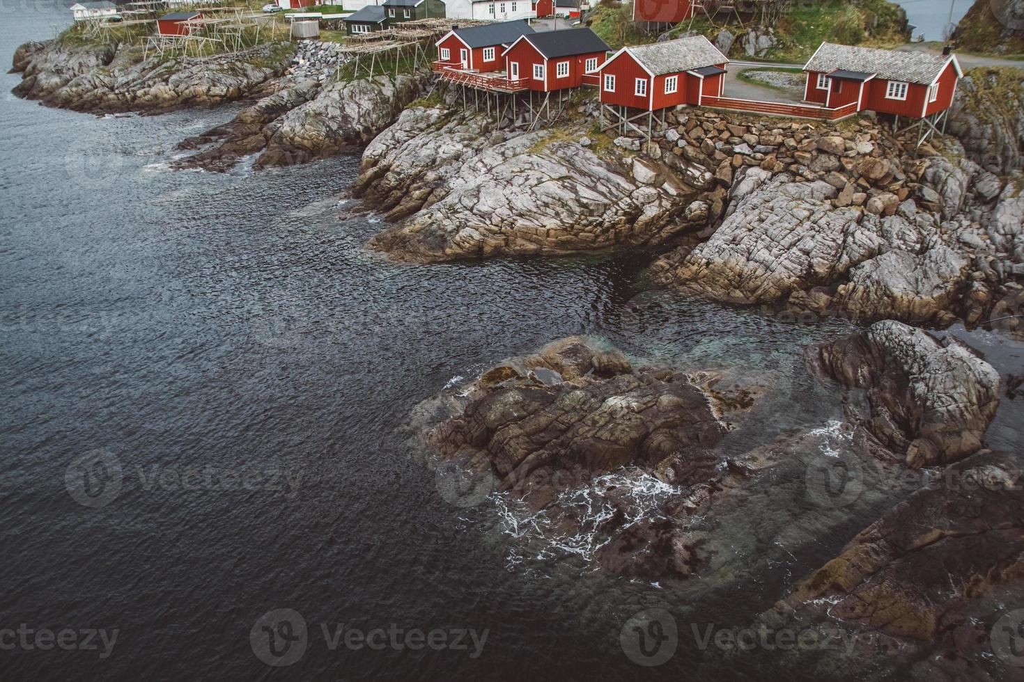 noruega rorbu casas e montanhas rochas sobre a paisagem do fiorde viagem escandinava ver as ilhas de lofoten. paisagem natural escandinava. foto