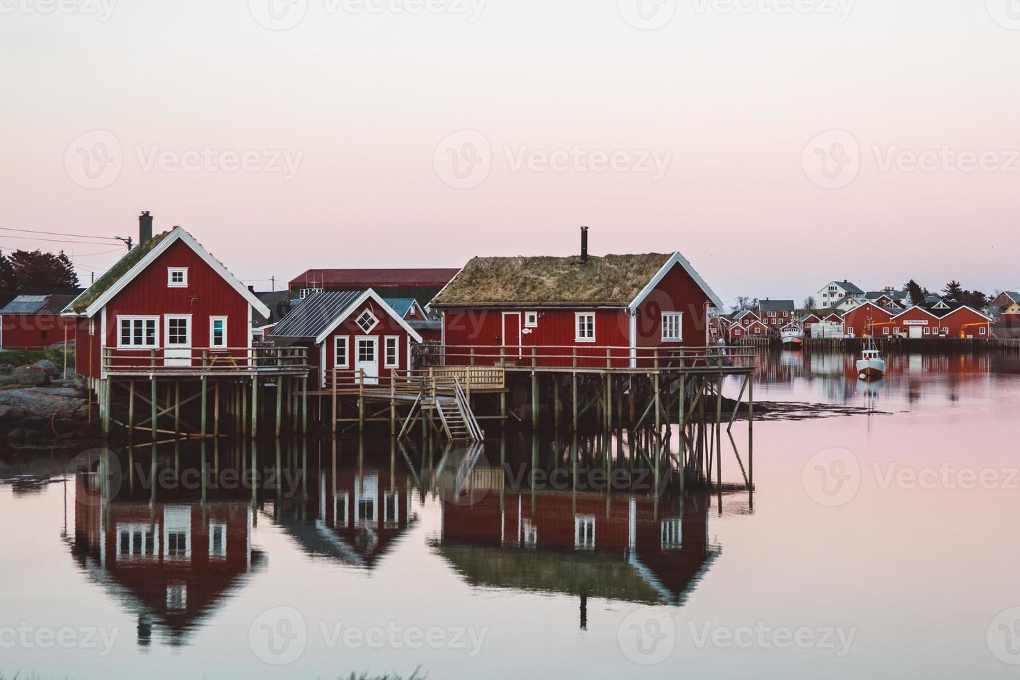 noruega rorbu casas e montanhas rochas sobre a paisagem do fiorde viagem escandinava ver as ilhas de lofoten. paisagem natural escandinava. foto