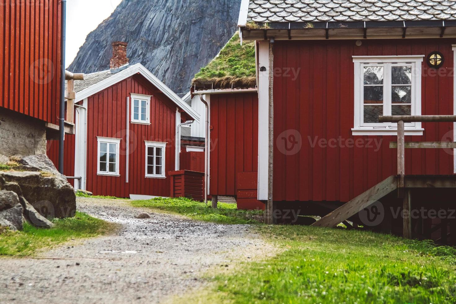 noruega rorbu casas e montanhas rochas sobre a paisagem do fiorde viagem escandinava ver as ilhas de lofoten. paisagem natural escandinava. foto