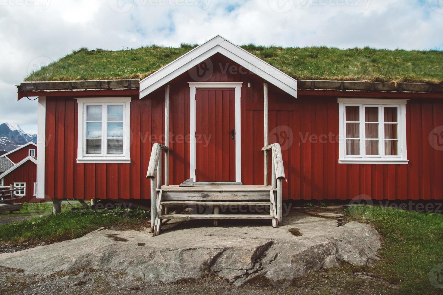 noruega rorbu casas vermelhas e com musgo no telhado paisagem viagem escandinava vista para as ilhas lofoten. paisagem natural escandinava foto
