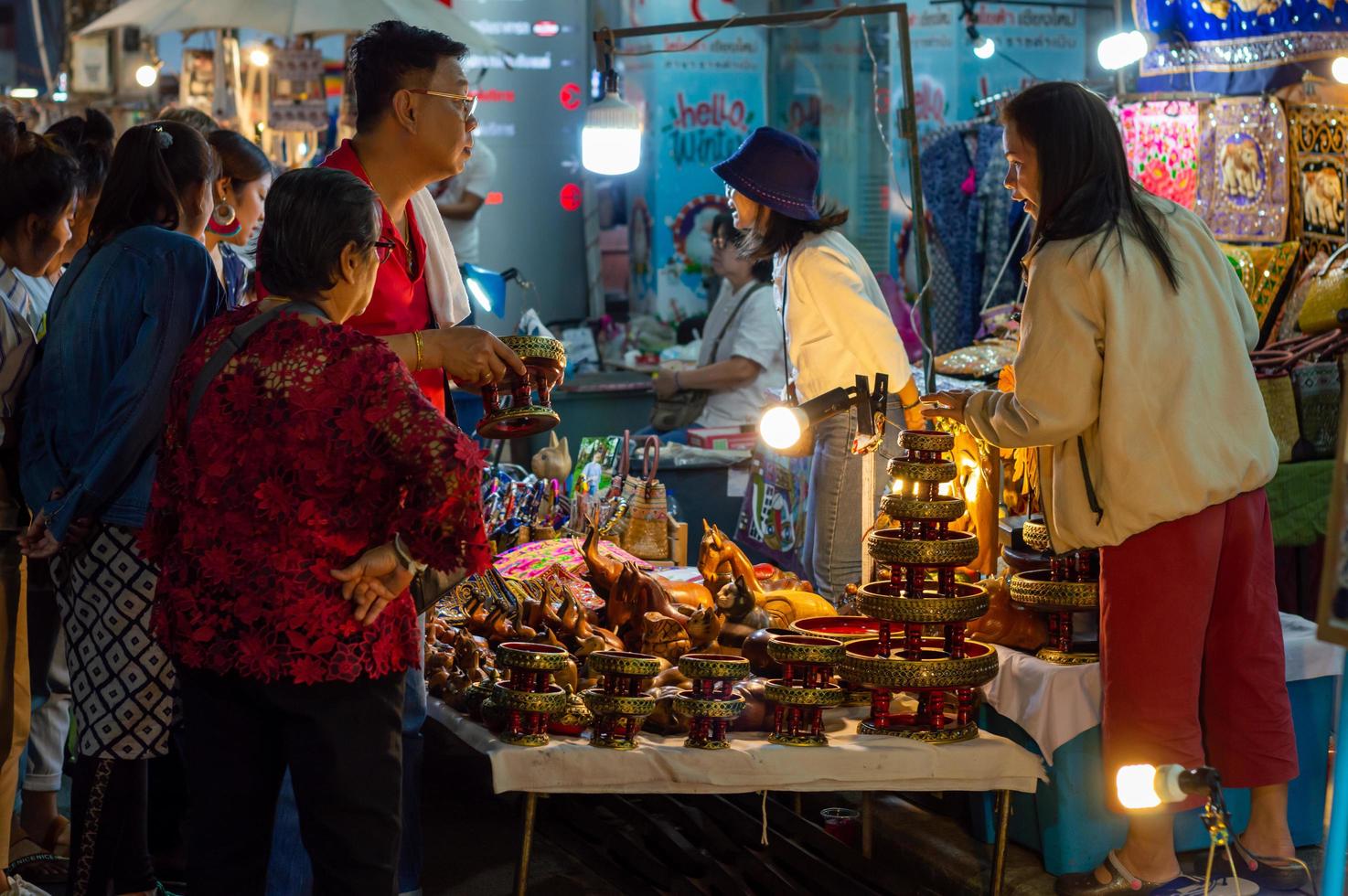 chiang mai andando pela rua chiang mai tailândia 12 de janeiro de 2020 um mercado de artesanato local feito de madeira de vidro de seda e cerâmica ou arte e comida turistas tailandeses e estrangeiros gostam de passear e fazer compras foto