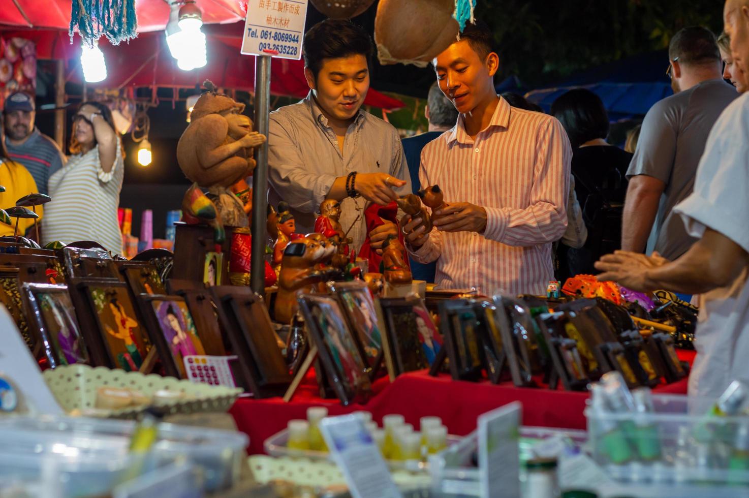 chiang mai andando pela rua chiang mai tailândia 12 de janeiro de 2020 um mercado de artesanato local feito de madeira de vidro de seda e cerâmica ou arte e comida turistas tailandeses e estrangeiros gostam de passear e fazer compras foto