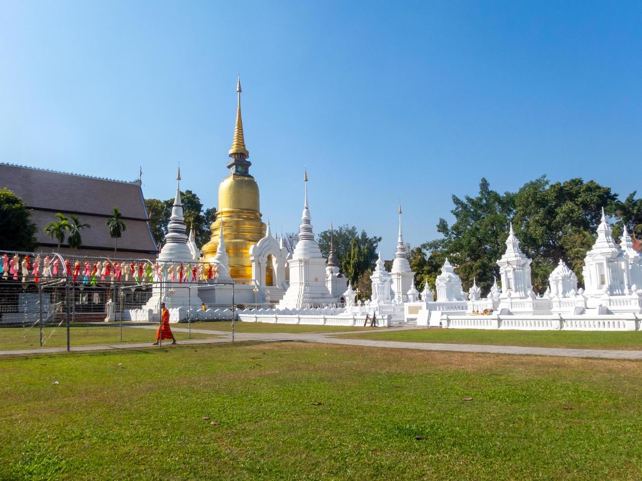 chiang mai tailandia12 janeiro de 2020wat suan dok templo no ano 2.450 princesa dara rasamigraciosamente satisfeita em coletar os ossos do governante de chiang mai e parentes reunidos neste lugar. foto