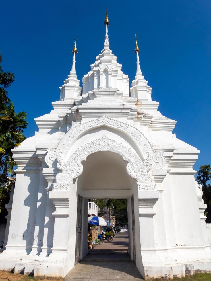 chiang mai tailandia12 janeiro de 2020wat suan dok templo no ano 2.450 princesa dara rasamigraciosamente satisfeita em coletar os ossos do governante de chiang mai e parentes reunidos neste lugar. foto