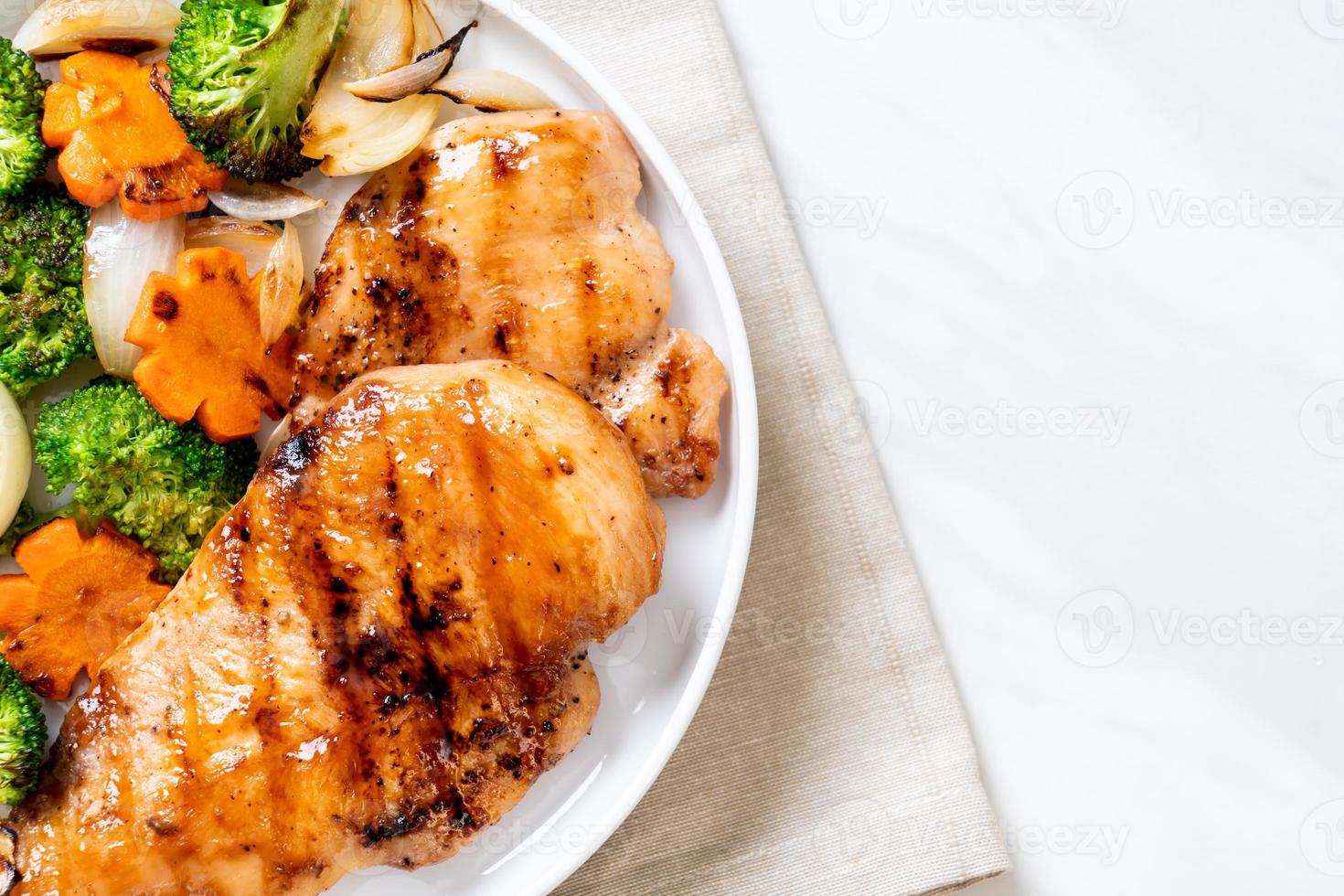 bife de peito de frango grelhado com vegetais foto