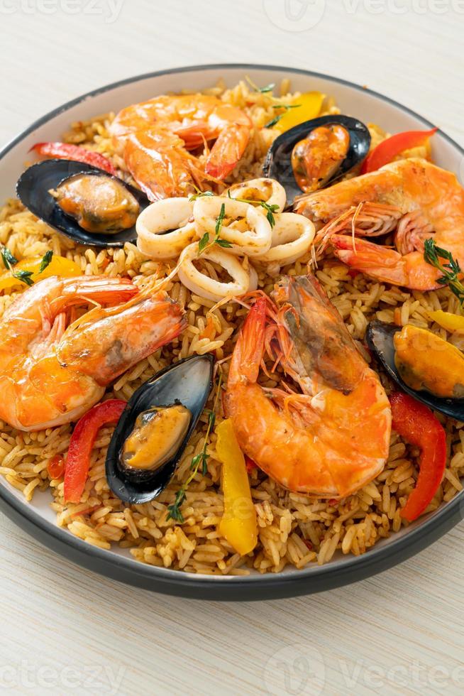 paella de frutos do mar com camarões, amêijoas, mexilhões com arroz de açafrão foto