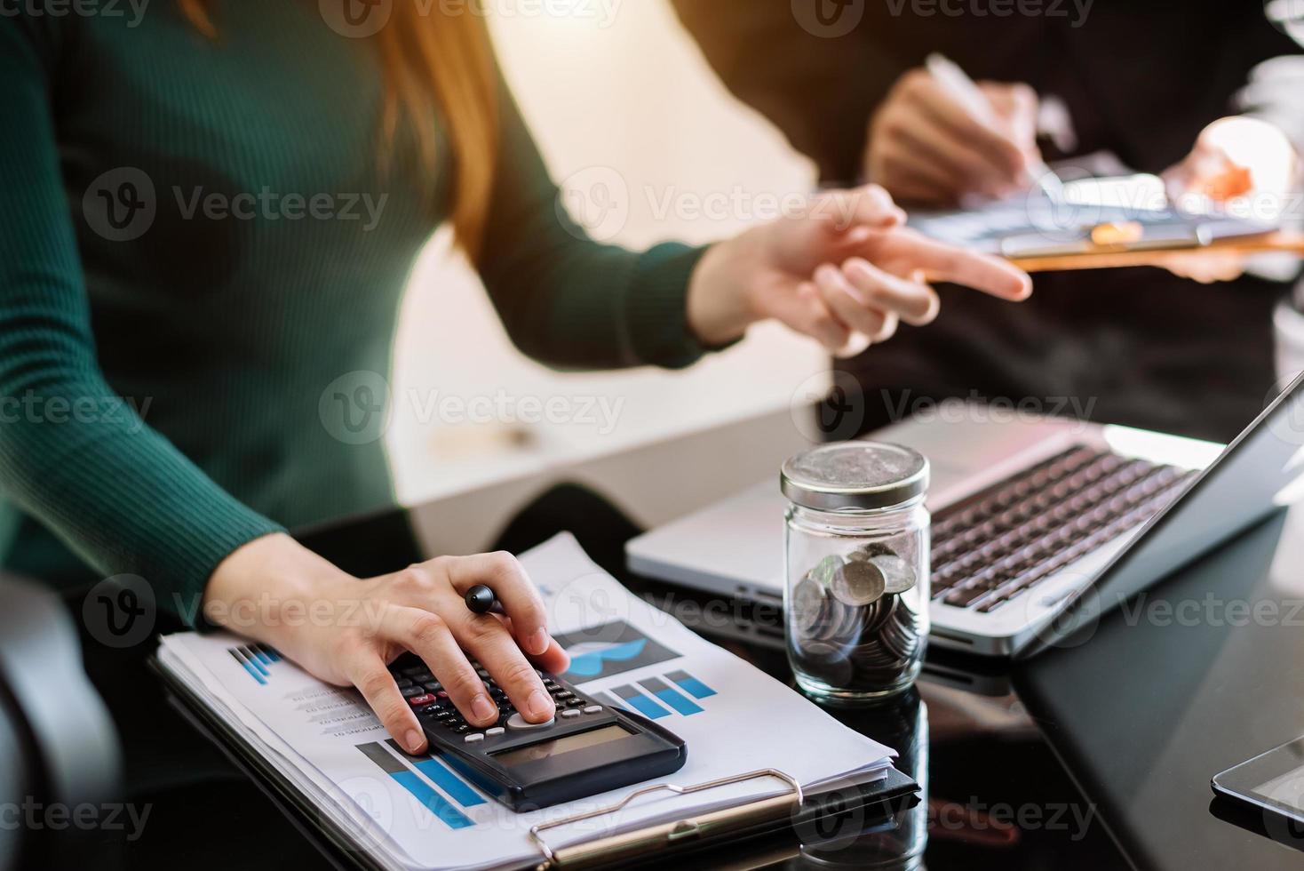 reunião de equipe de negócios e apresentação de resultados de negócios. desempenho de negócios foto