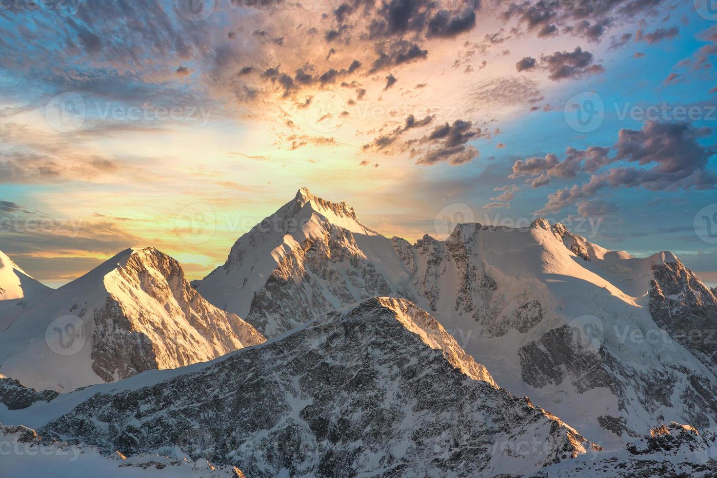 paisagem de alta montanha de inverno com céu modificado por computador foto