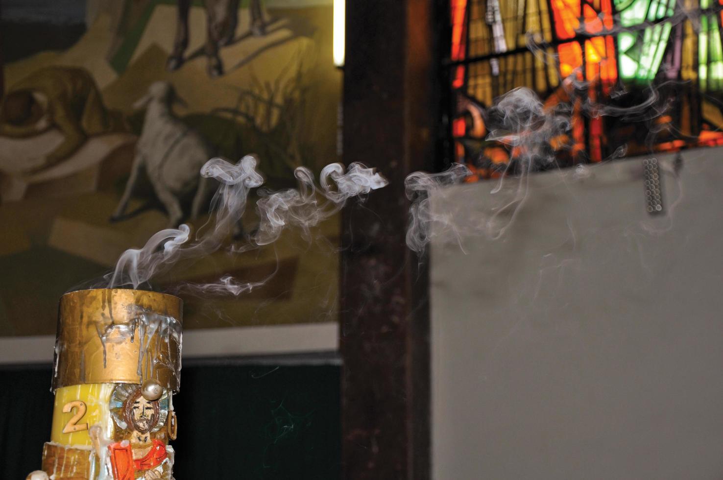 close-up de uma vela fumegante com a imagem de jesus cristo na igreja santuário das almas, na cidade costeira de niteroi. localizado no estado do rio de janeiro, sudoeste do brasil foto