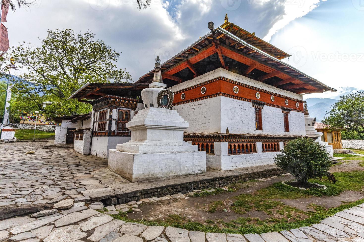 exterior do templo kyichu lhakhang no vale de paro, butão oriental - ásia foto