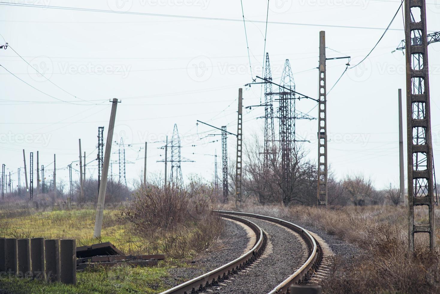 trilhos ferroviários, trilhos, dormentes, trilhos de trem. ferrovia. dormentes de aço, forma curva. virar de trem foto