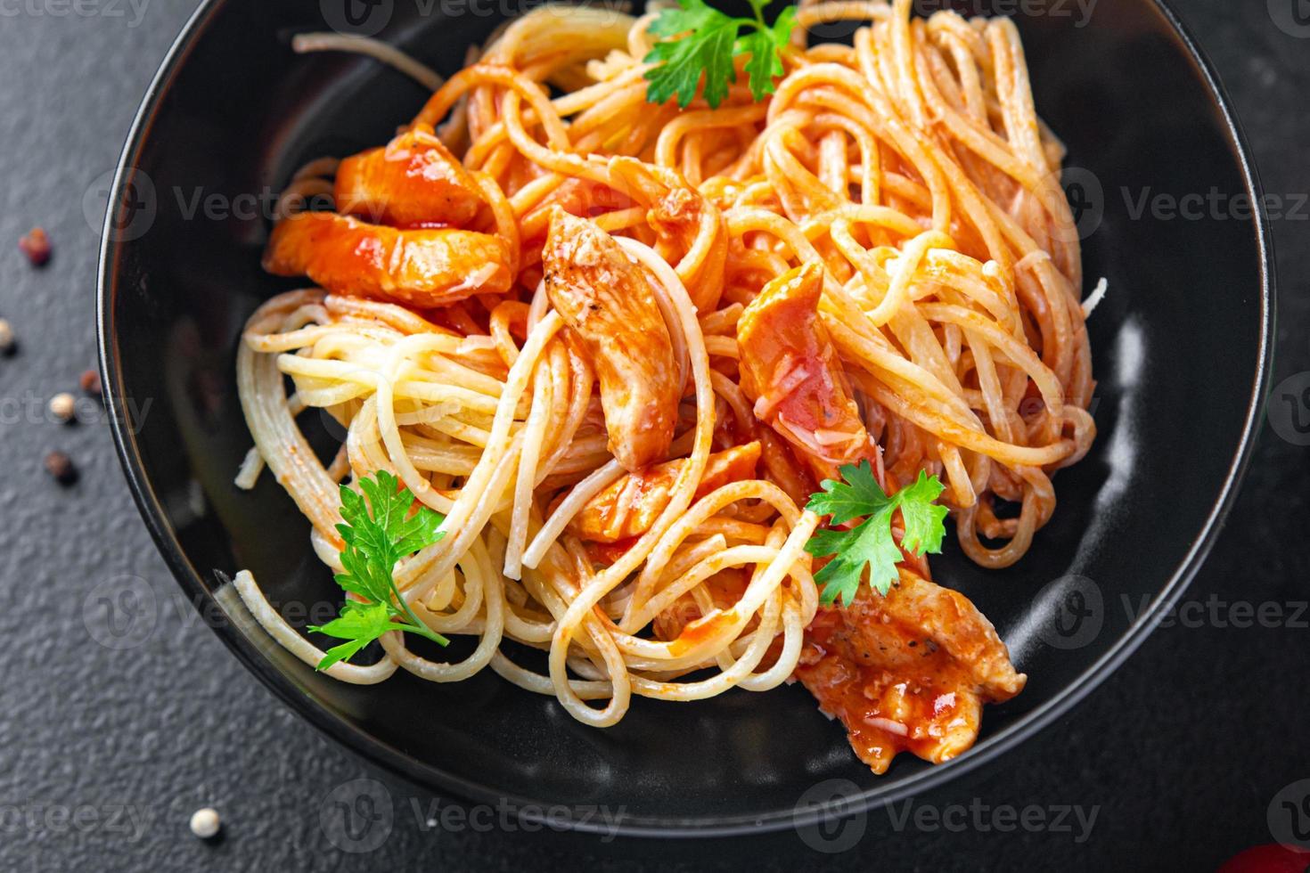 espaguete macarrão carne molho de tomate comida fundo foto