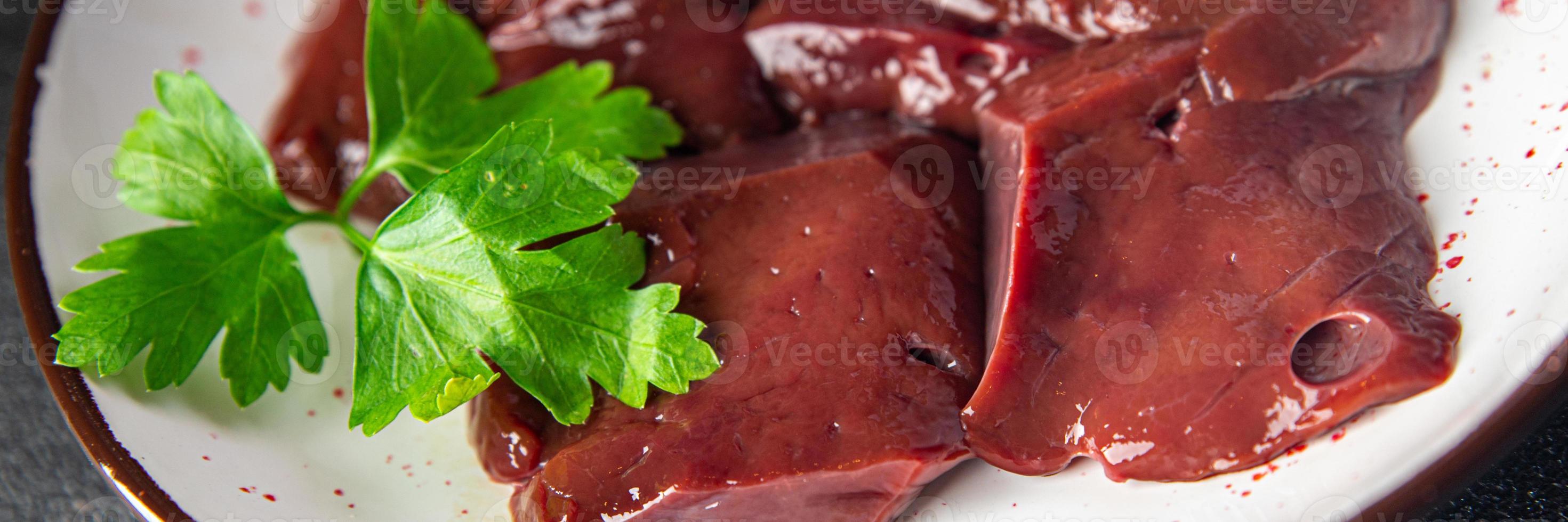 fundo de comida de refeição saudável de fígado de carne crua foto