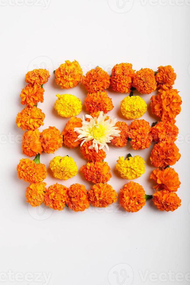 design de flor de calêndula rangoli com lâmpadas a óleo para o festival de diwali. foto