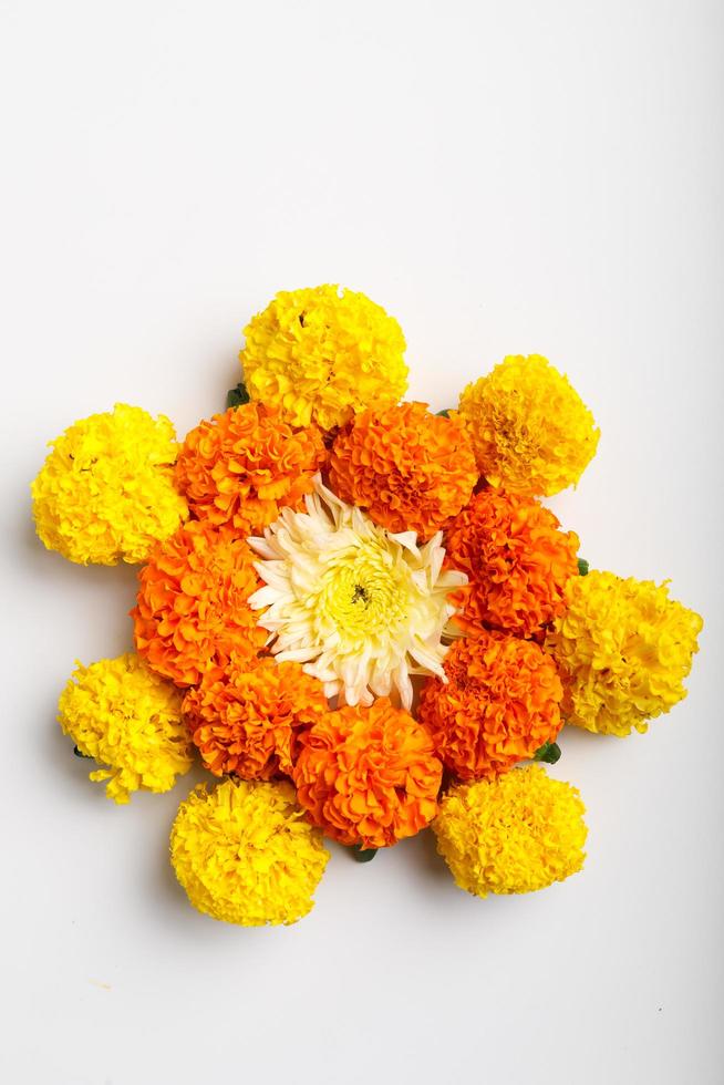 design de flor de calêndula rangoli para festival diwali, decoração de flores festival indiano foto