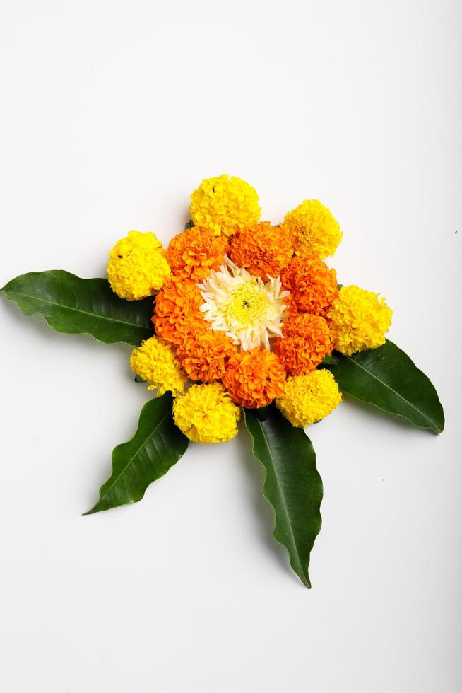 design de flor de calêndula rangoli para festival diwali, decoração de flores festival indiano foto