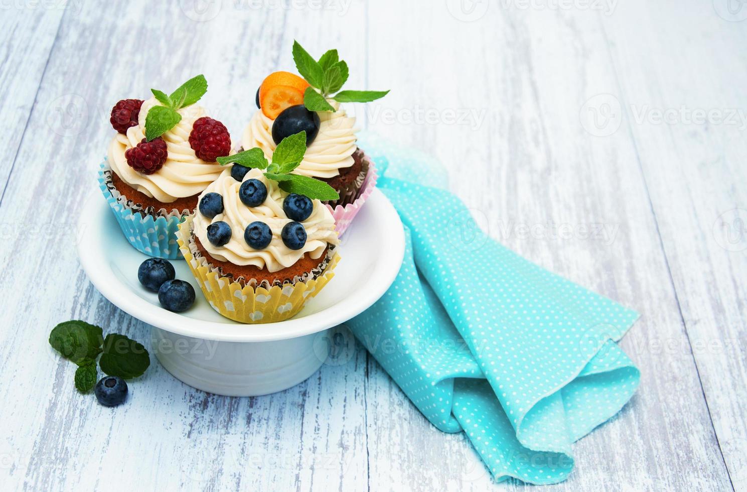 cupcakes com frutas frescas foto