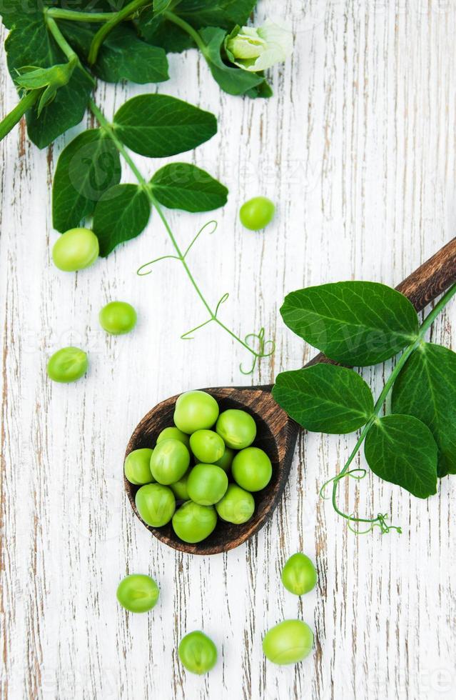 ervilhas verdes em uma mesa foto