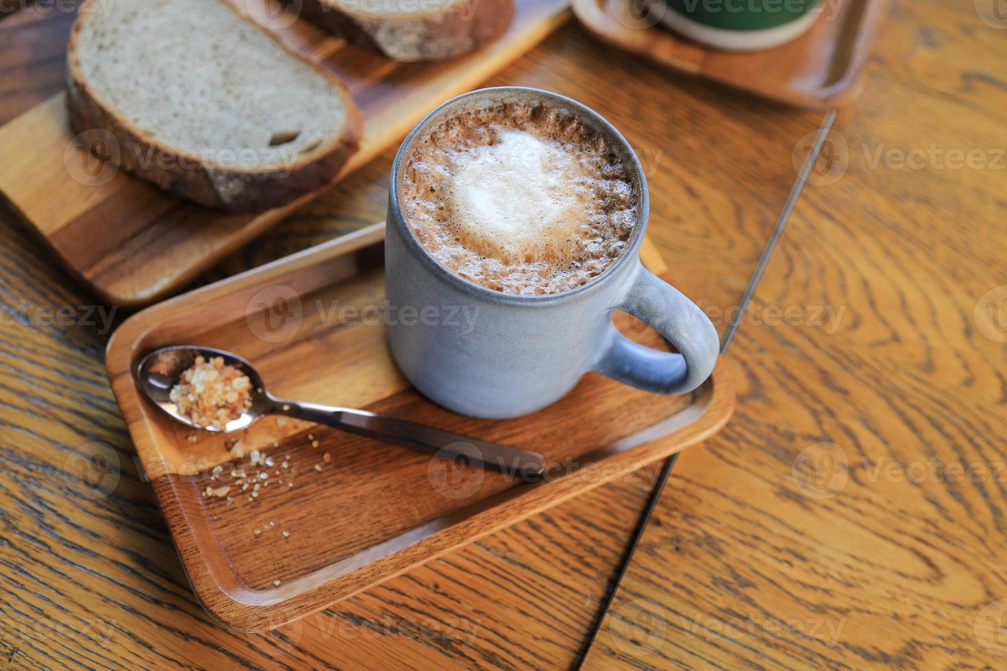 foco seletivo no café com leite creany com pão orgânico para beber e comer saudáveis foto