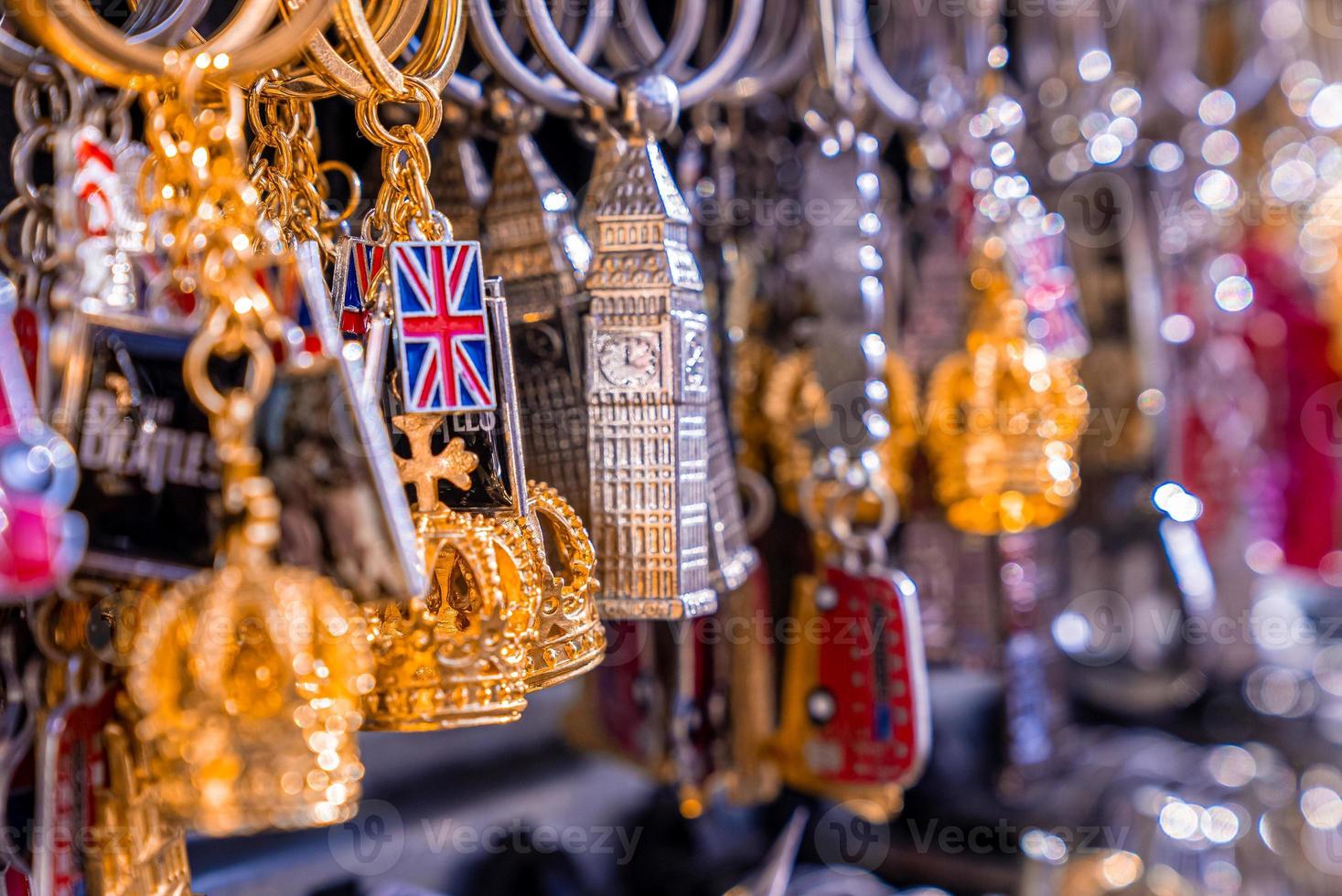 lembranças de londres penduradas na loja de presentes. foto