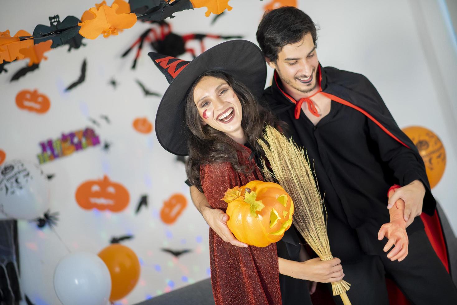 feliz casal de amor em trajes e maquiagem em uma celebração de halloween foto