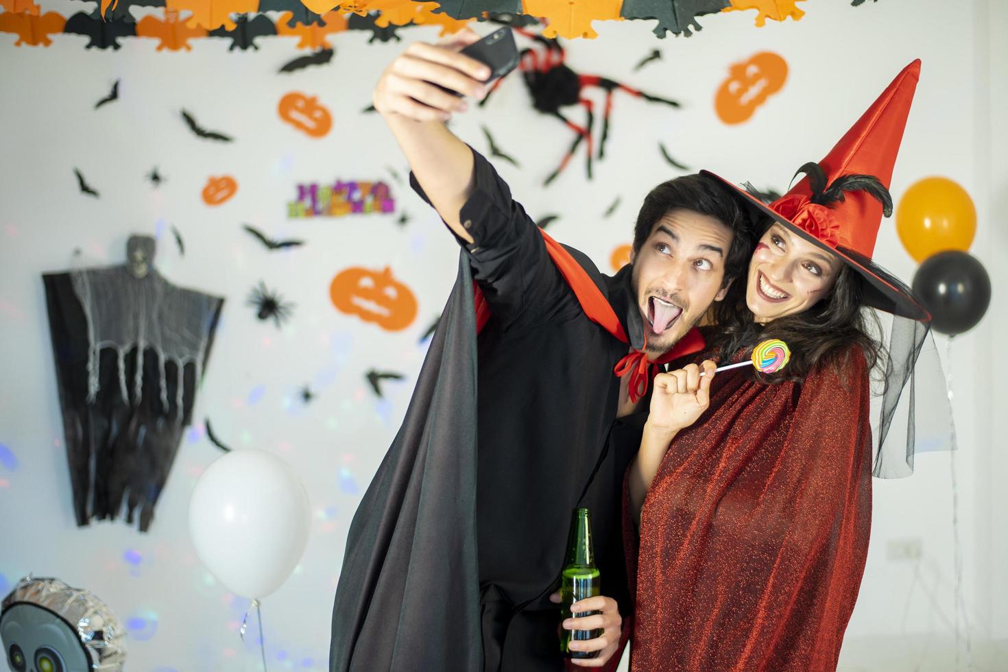 feliz casal de amor em trajes e maquiagem em uma celebração de halloween foto