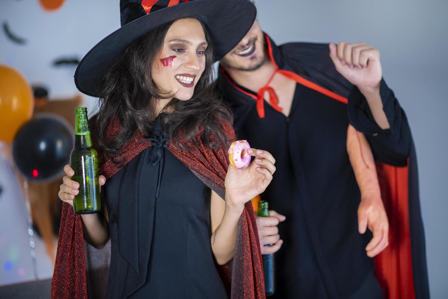 feliz casal de amor em trajes e maquiagem em uma celebração de halloween foto