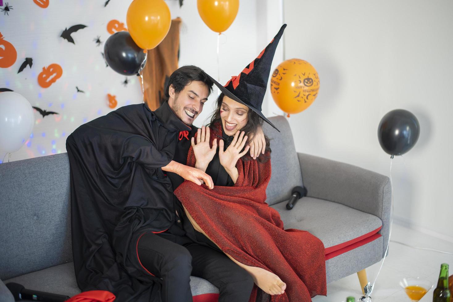 feliz casal de amor em trajes e maquiagem em uma celebração de halloween foto