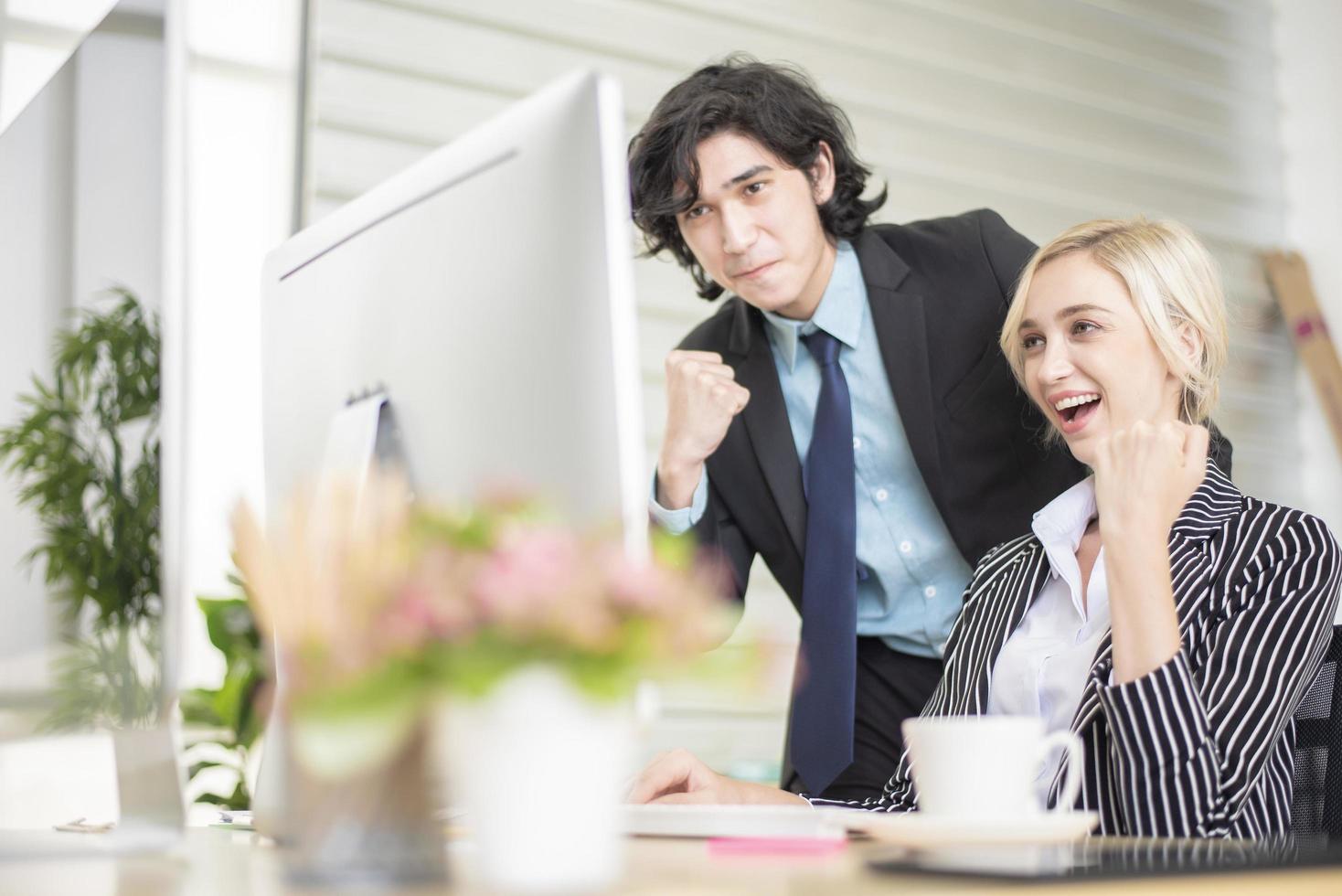 pessoas de negócios estão felizes com o sucesso dos negócios no escritório foto