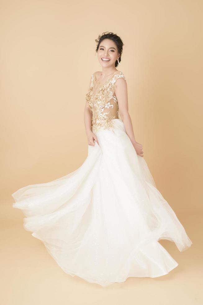 linda noiva em lindo vestido de alta costura foto